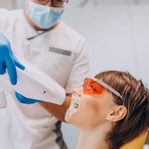 Zahnarzt führt Bleaching bei Patientin in München Schwabing durch