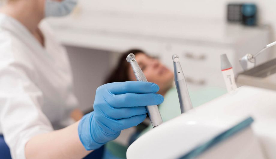 Zahnärztin greift Endodontie Geräte zur Wurzelkanalbehandlung in München Schwabing