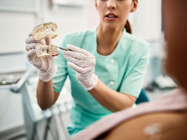Parodontologische Behandlung für ein gesundes Lächeln
