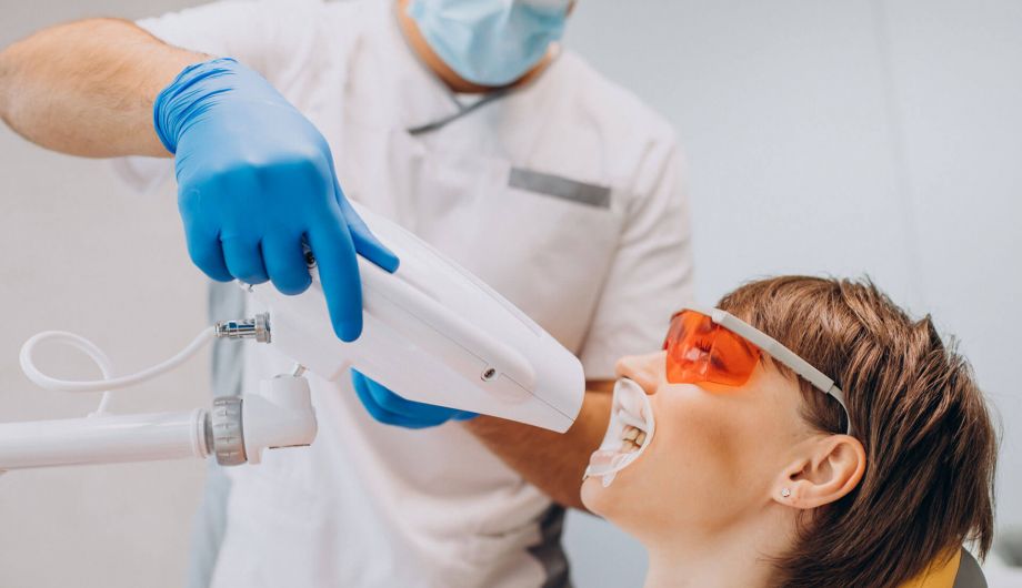 Zahnarzt führt Bleaching bei Patientin in München Schwabing durch