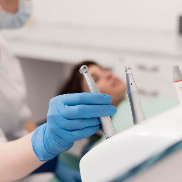 Zahnärztin greift Endodontie Geräte zur Wurzelkanalbehandlung in München Bogenhausen